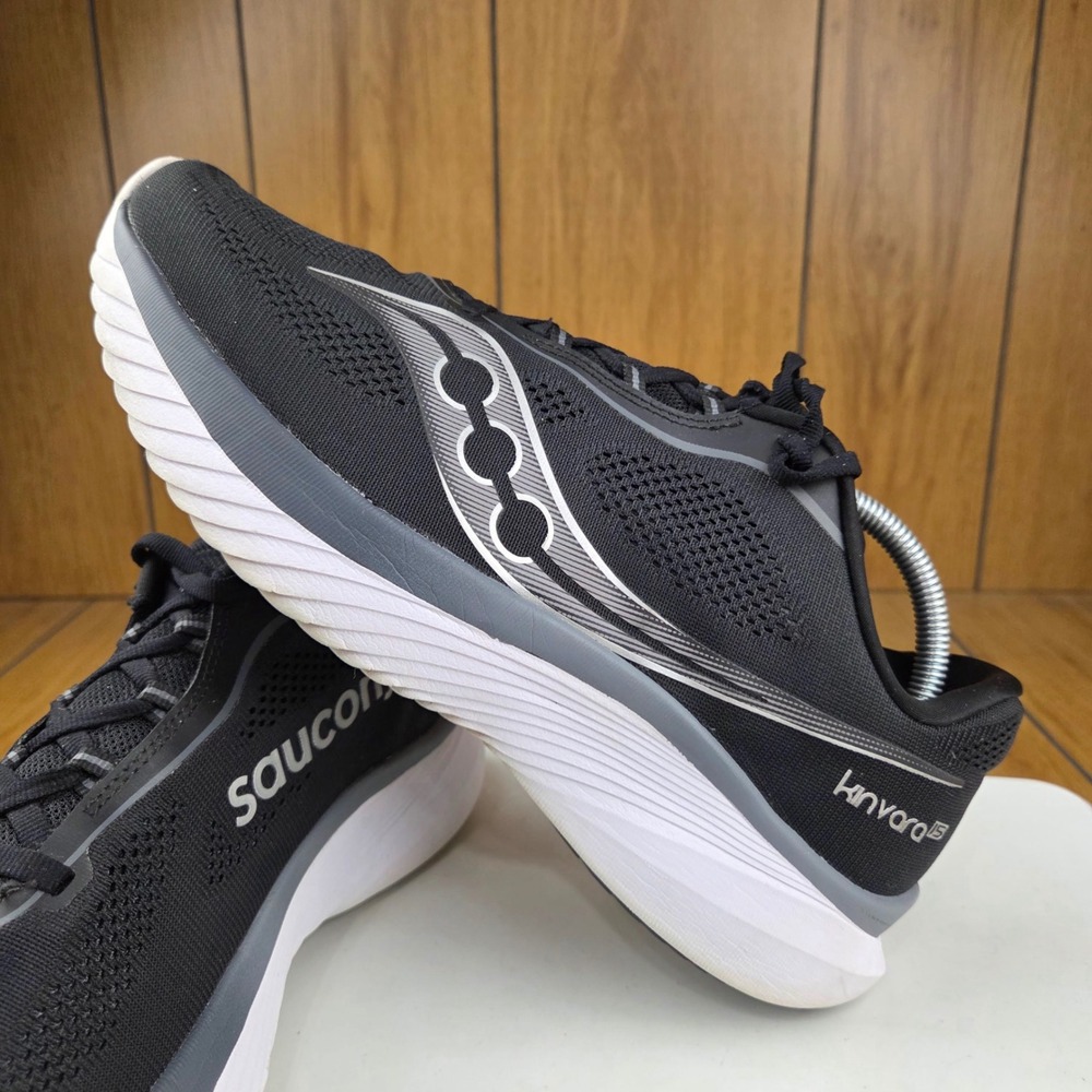 Saucony Kinvara 15 Womens 11 Running Shoes Black White S10969-200